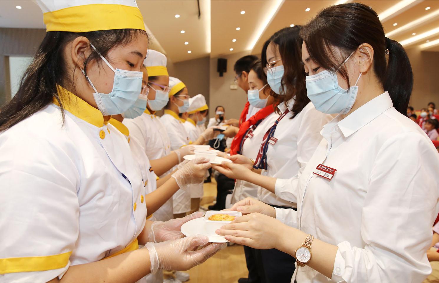 【我们的节日&middot;中秋⑤】【图集】最&ldquo;甜&rdquo;教师节 同学们自制月饼送老师